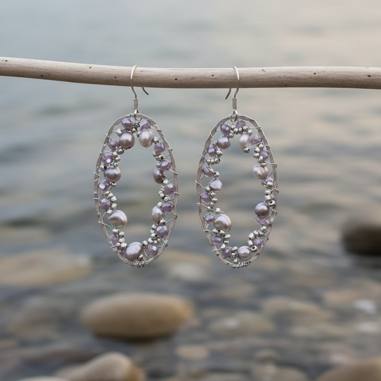 Zoetwater parel oorbellen Big Grey Oval Pearls aan takje