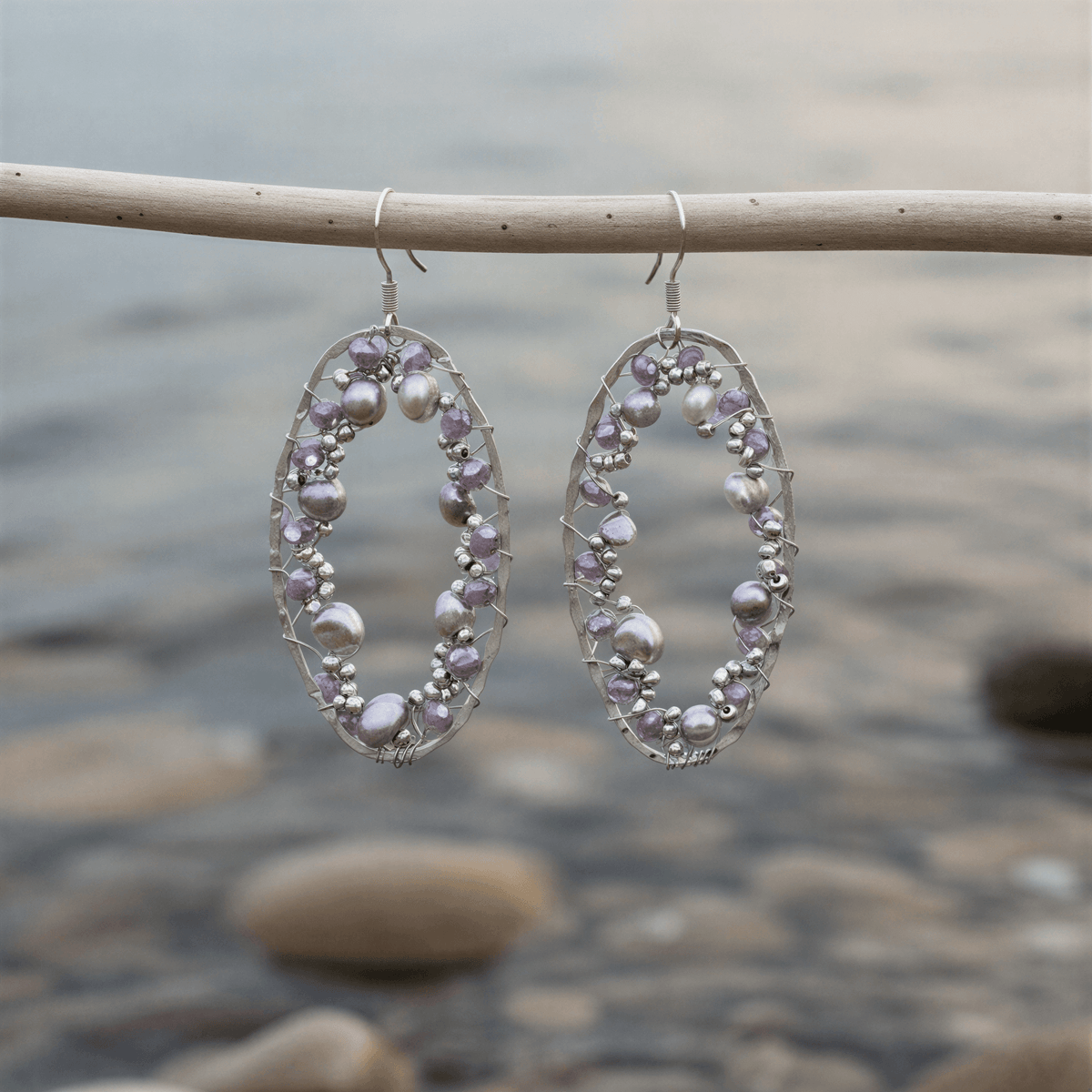 Zoetwater parel oorbellen Big Grey Oval Pearls aan takje