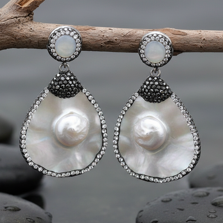 Zoetwater parel oorbellen Bright Shell Pearl Big Teardrop aan takje