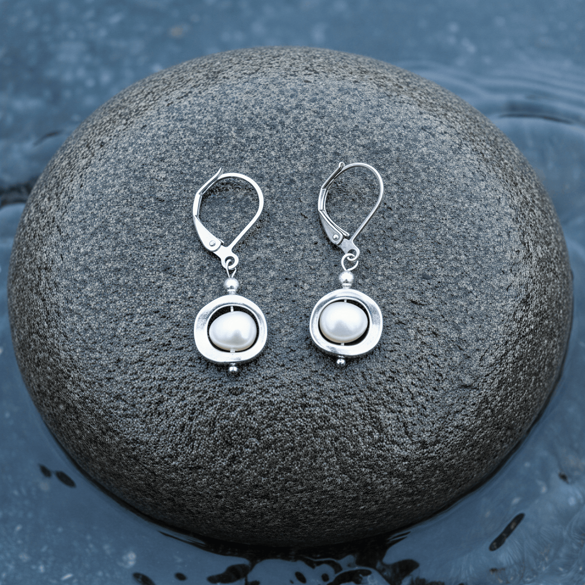 Zoetwater parel oorbellen met witte parels liggend op steen in water | set Pearl Geometric