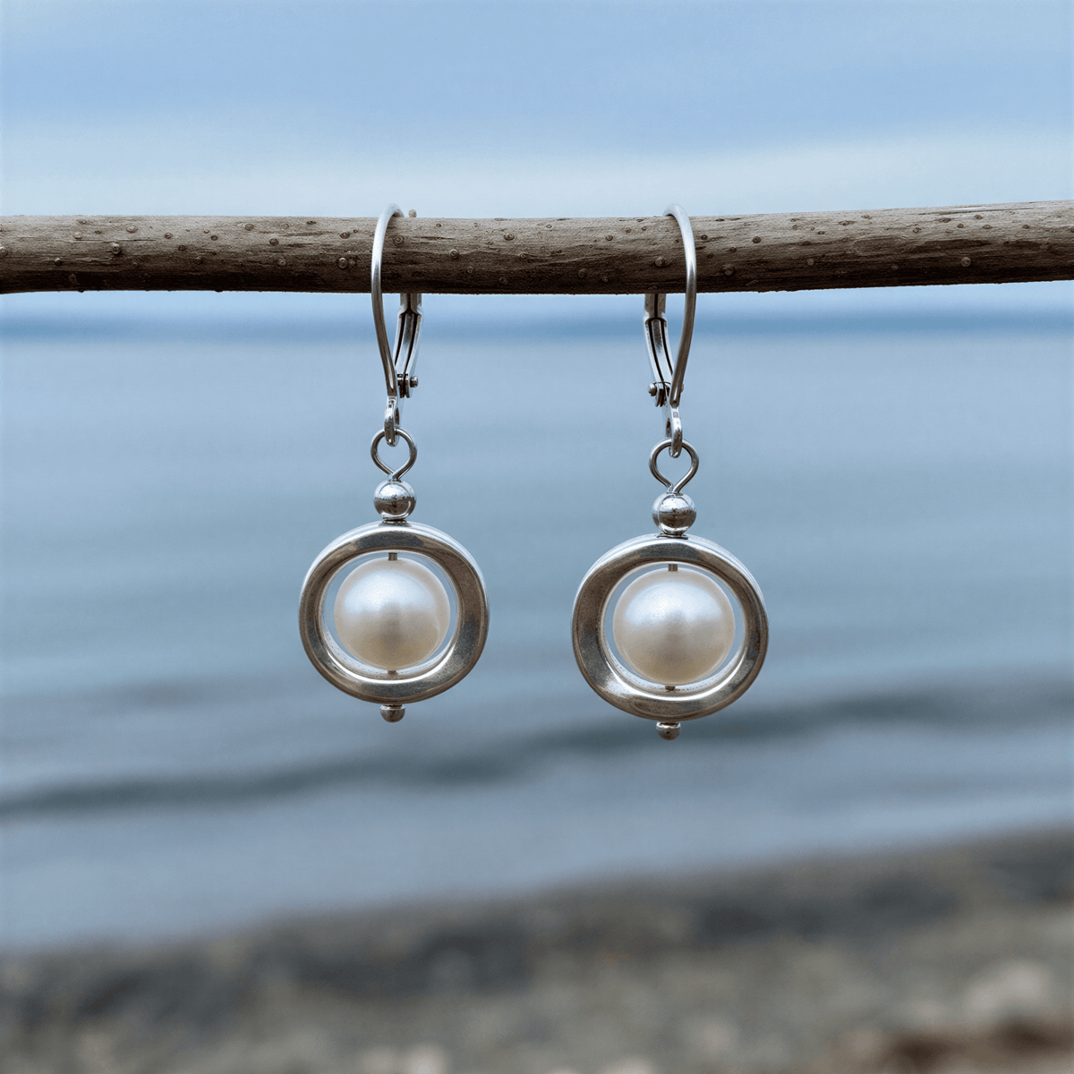 Zoetwater parel oorbellen met witte parels hangend aan takje | set Pearl Geometric