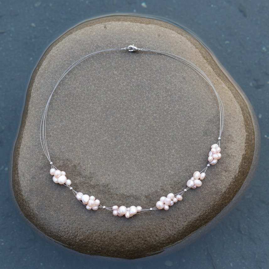 Zoetwater parelketting Sanny op grote steen