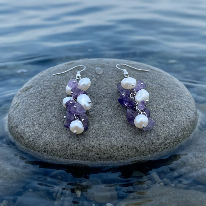 Lange zoetwater parel oorbellen met witte parels en paarse edelsteen amethist liggend op steen | Pearl Amethyst Chip