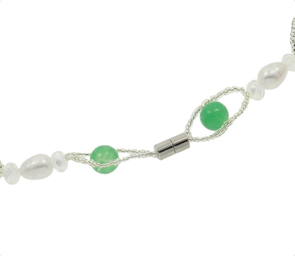 Magneetslotje van wit zoetwater parel armband met groene glaskristallen | Janta