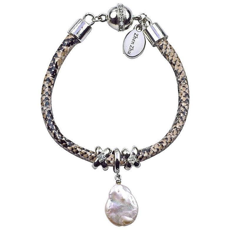 Wit zoetwater parel armband met stras steentjes, leer en magneetslot | Reptile White Coin
