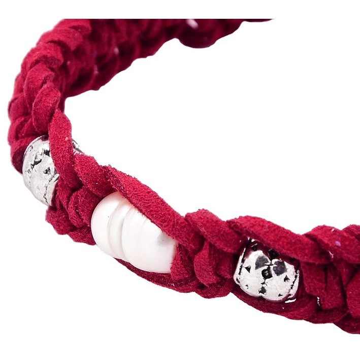 Detail van wit zoetwater parel armband met rood suede | Pearl Red Suede