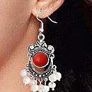 Witte zoetwater parel oorbellen met sterling zilveren oorbelhaakjes hangend aan oor | Pearl Retro Red