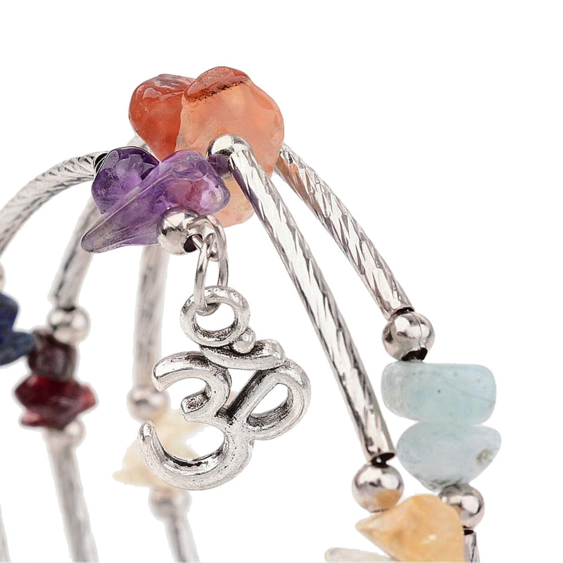 Detail van edelstenen wikkelarmband met veel soorten en kleuren edelstenen en aum teken | Gemstone 3 Loops Ohm