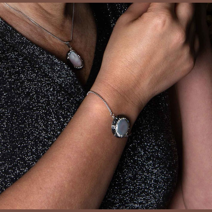 Wit zoetwater parel schuif armband met stras steentjes en edelstaal om pols | Bright Minimal Silver Coin