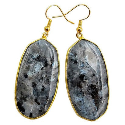 Grote edelstenen oorbellen met zwarte labradoriet en goud edelstaal voorkant | Big Black Labradorite Gold