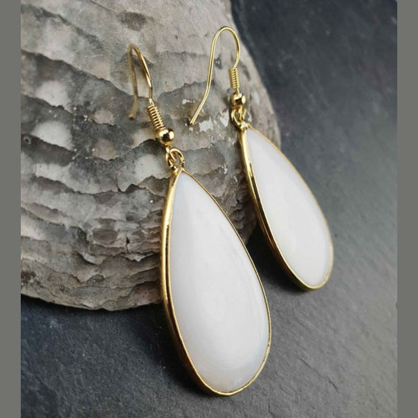 Witte parelmoeren oorbellen met goud edelstaal zijaanzicht | Big Taerdrop White Shell Gold
