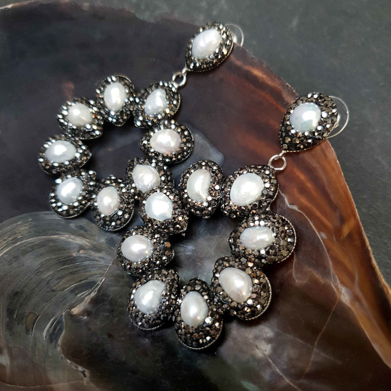 Grote zoetwater parel oorbellen met witte parels en stras steentjes in bloem motief hangend in schelp, zijaanzicht | Bright Pearl Flower