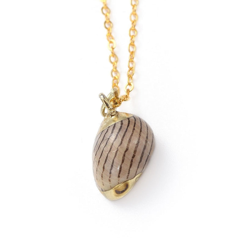 Detail van gouden schelpen ketting met bruine schelp | Gold Spiral Shell