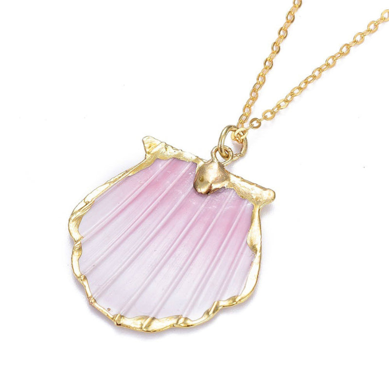 Detail van schelpen ketting met roze Shell schelp en goud edelstaal achterzijde | set Gold Sea Shell Pink