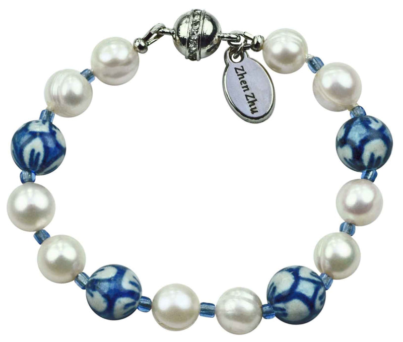 Wit zoetwater parel armband met Delfts blauwe kralen en magneetsluiting | Hollands Glorie Flower White