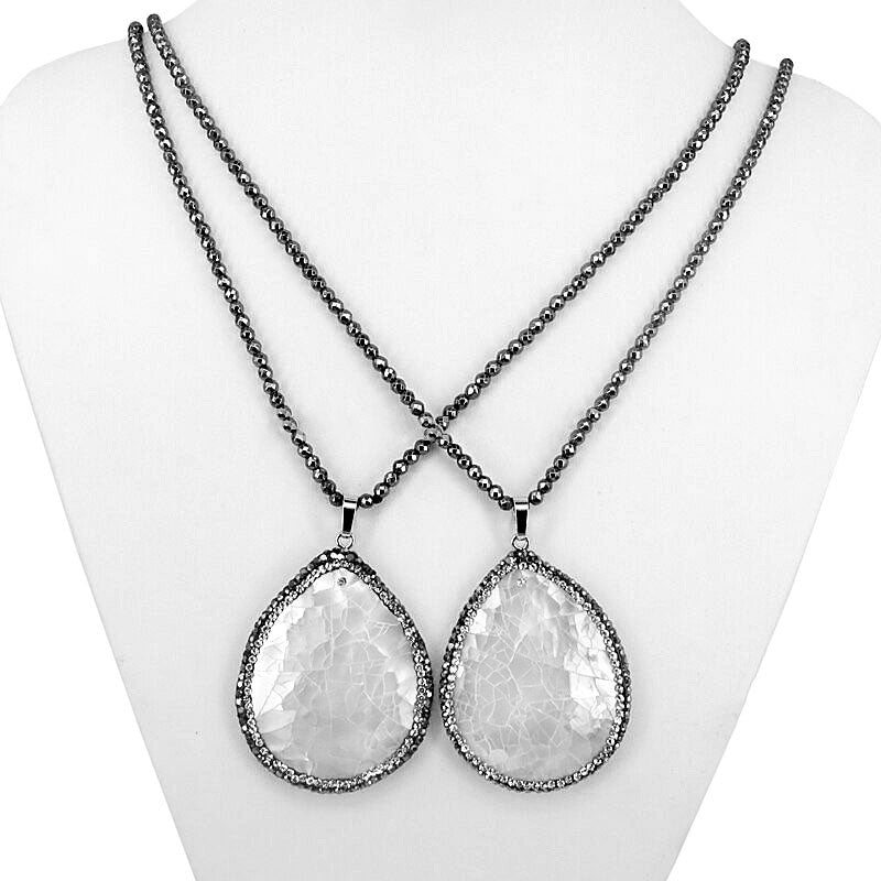 Lange wit parelmoeren ketting met hematiet en stras steentjes op buste | Bright White Shell Crackle