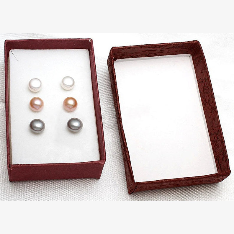 Zoetwater parel cadeau set met witte, zalm en grijze parel oorknopjes in sieradendoosje open | set Mea-Zea-Gea