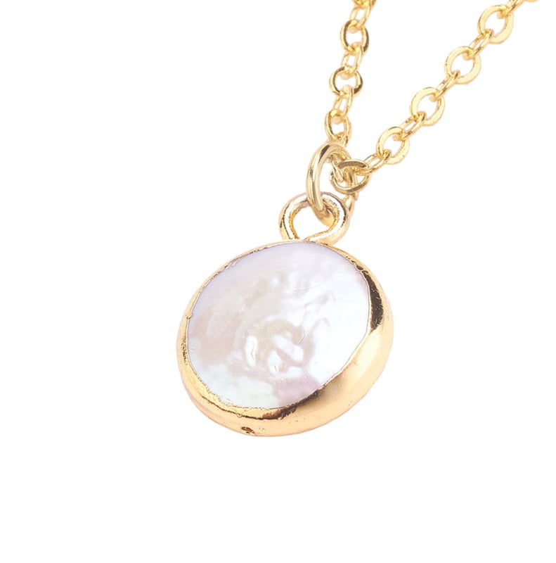 Detail van witte zoetwater parelketting met hanger | White Coin Pearl Gold Small
