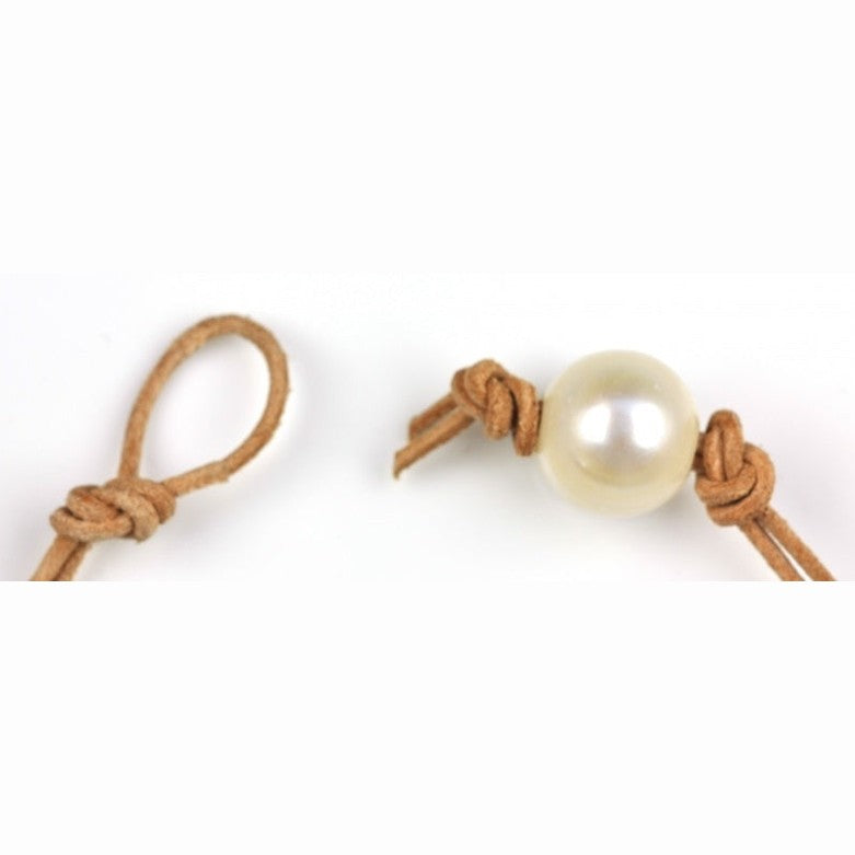 Slotje van wit zoetwater parel armband met bruin leer | Joanna