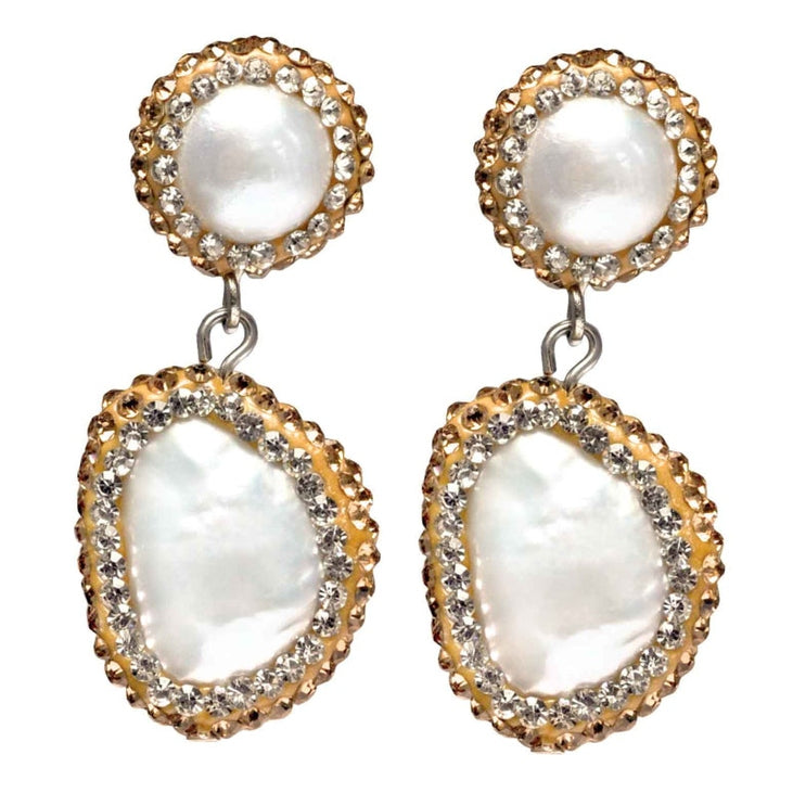 Witte zoetwater parel oorbellen met gouden stras stenen, oorknoppen, voorkant | Bright Double Gold Teardrop