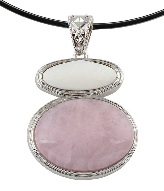 Detail van roze edelstenen ketting met rozenkwarts en wit parelmoeren hanger | Rosé Quartz & White Shell