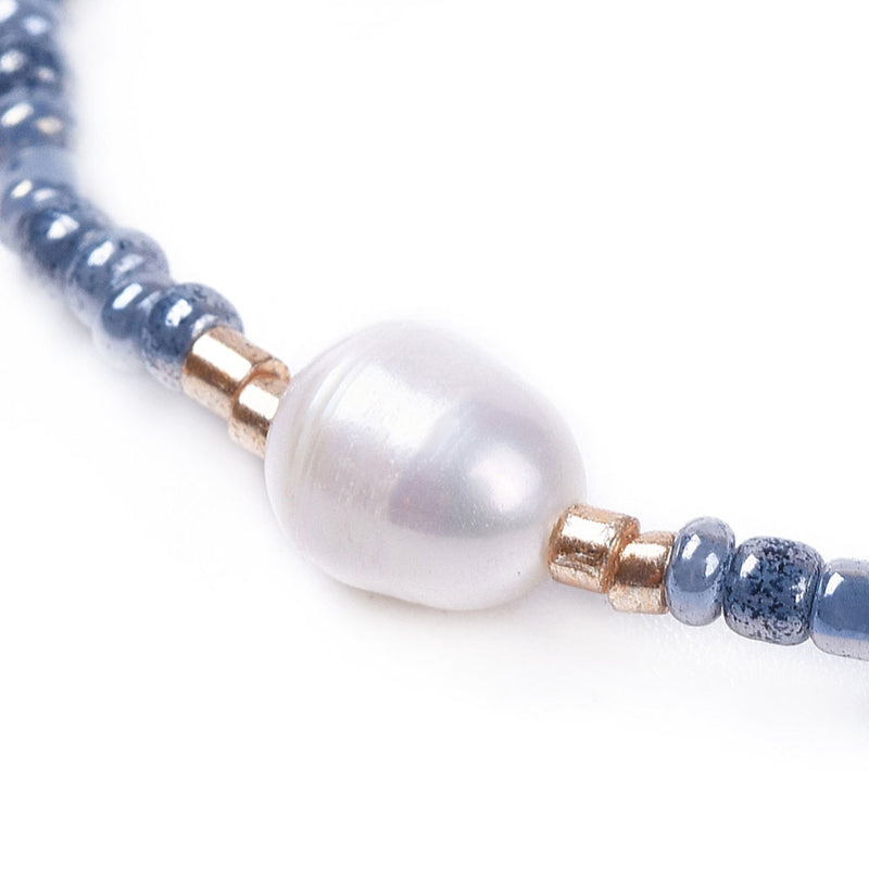 Detail van wit zoetwater parel armband met licht blauwe kraaltjes | Mini Pearl One Shiny Light Blue