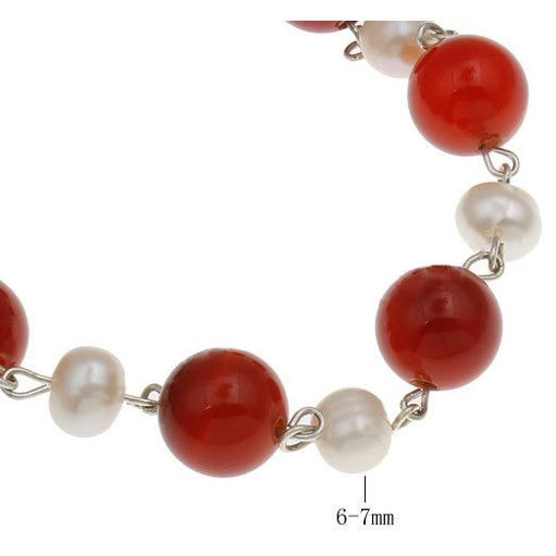 Detail van zoetwater parel armband met witte parels, rode agaat en magneetslotje met maat indicatie | Pearl Red Agate Ball