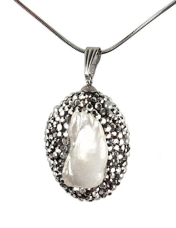 Detail van zoetwater parelketting met witte parel hanger met stras steentjes en zilver edelstaal | Bright Biwa Silver