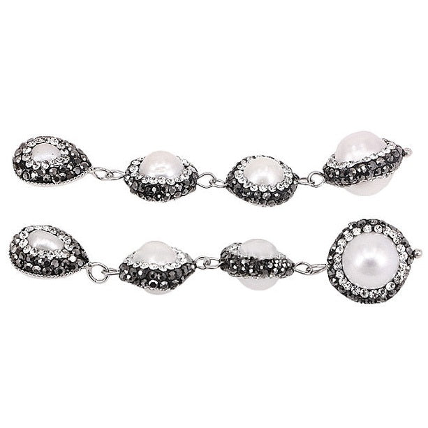 Lange witte zoetwater parel oorbellen met stras steentjes ligggend | Bright Four Pearls