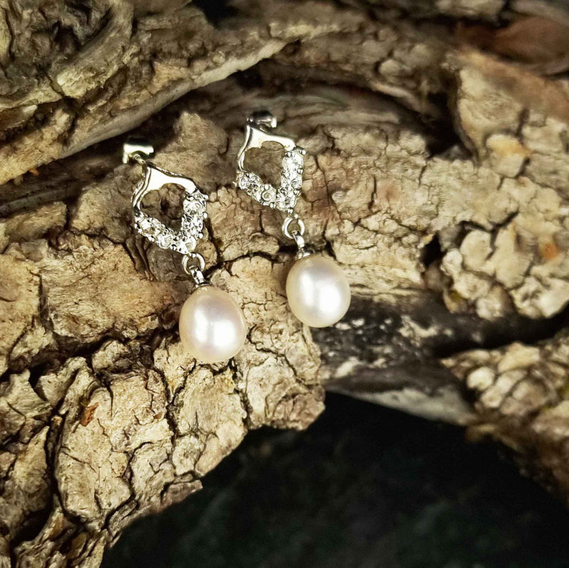 Witte zoetwater parel oorbellen met stras steentjes liggend op stronk | Bling Pearl Heart W