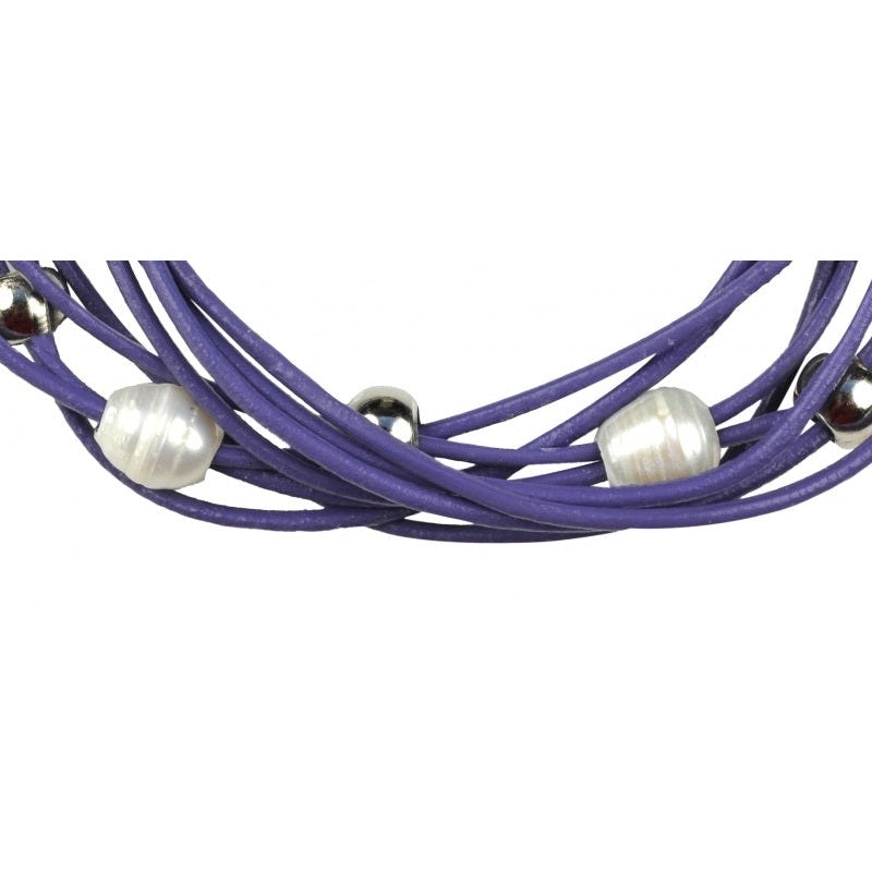 Detail van wit zoetwater parel armband met paars leer en stras steentjes | Bling Pearl Purple