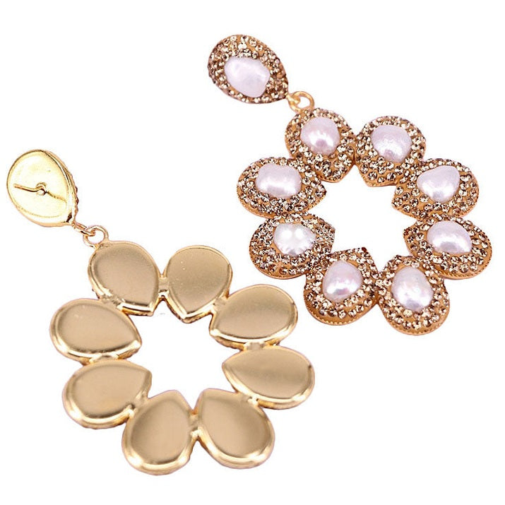 Grote zoetwater parel oorbellen met witte parels en gouden stras steentjes in bloem motief, achterzijde | Bright Pearl Flower Golden