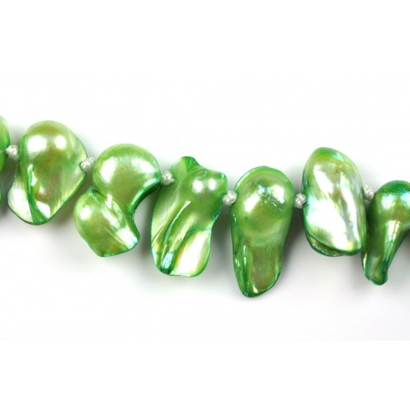 Detail van handgeknoopte zoetwater parelketting met groene parels en sterling zilver (925) | Green Blister