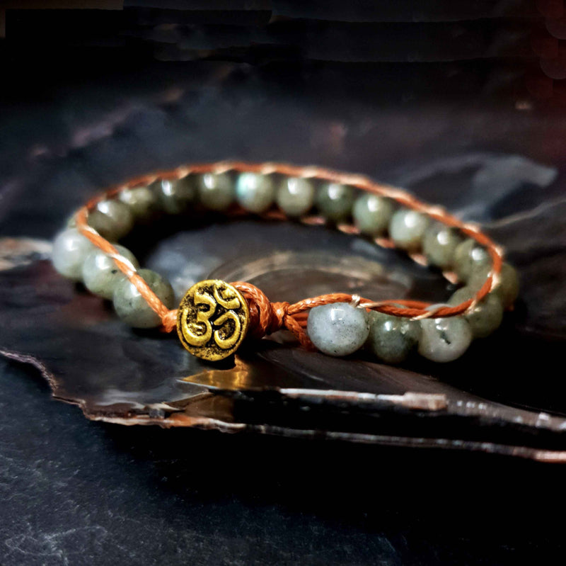 Edelstenen armband met labradoriet en gouden slotje met aum motief liggend in schelp | Labradorite Antique Gold