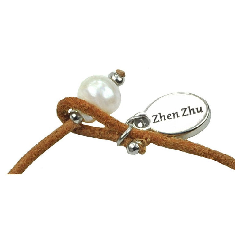 Slotje van wit zoetwater parel armband met leer en Delftsblauw bedeltje | Hollands Glorie Ibiza Golfje