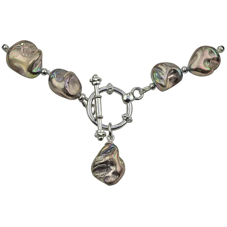 Detail van grijze parelmoeren ketting met hanger | Shell AB Grey