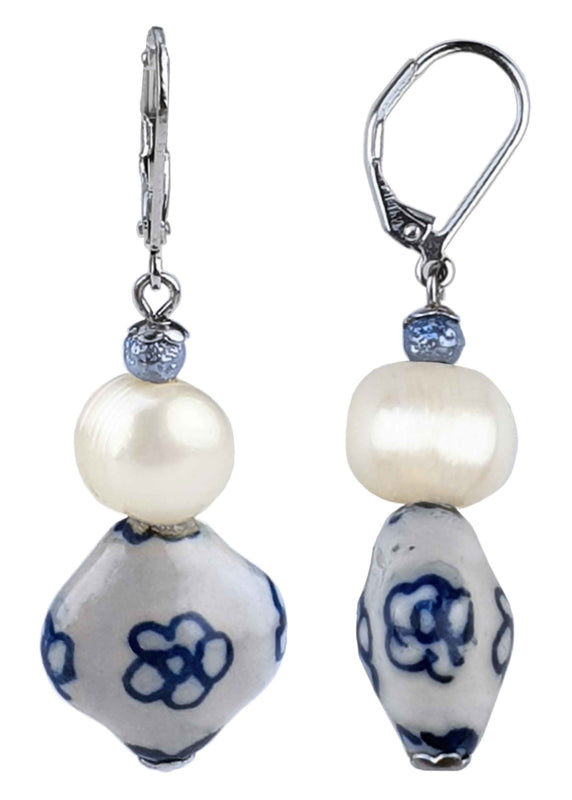 Zoetwater parel oorbellen met witte parel, Delfts blauwe ornament en edelstaal | Hollands Glorie Bloem