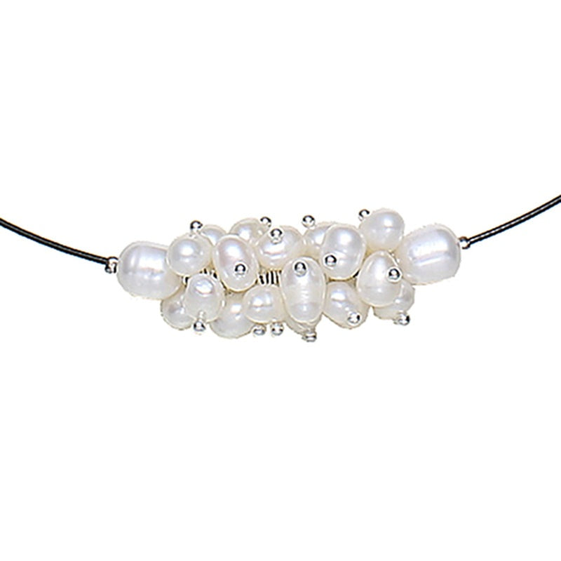 Detail van korte zoetwater parelketting met witte parels en magneetslotje | White Oval Ball