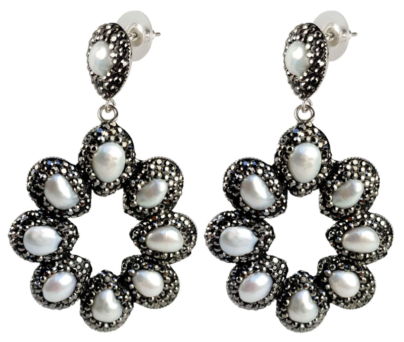 Grote zoetwater parel oorbellen met witte parels en stras steentjes in bloem motief, zijaanzicht | Bright Pearl Flower