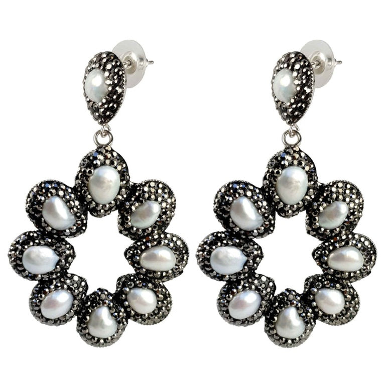 Grote zoetwater parel oorbellen met witte parels en stras steentjes in bloem motief, zijaanzicht | Bright Pearl Flower