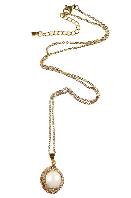 Zoetwater parelketting met witte parel hanger, gouden stras steentjes en goud edelstaal liggend | Bright Golden Pearl
