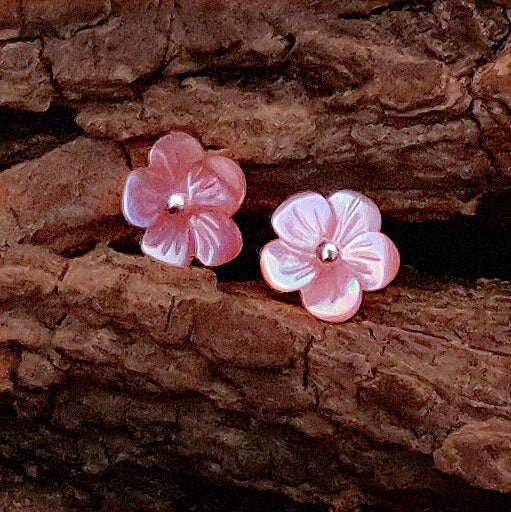 Roze parelmoeren oorbellen in bloem vorm met sterling zilver 925 liggend op hout | Pink Shell Flower