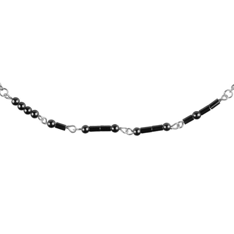 Detail van zwarte edelstenen ketting met zilver edelstaal en hematiet stenen die het woord HAPPY in morse code weer geeft | Morse Code Happy Black Hematite Silver