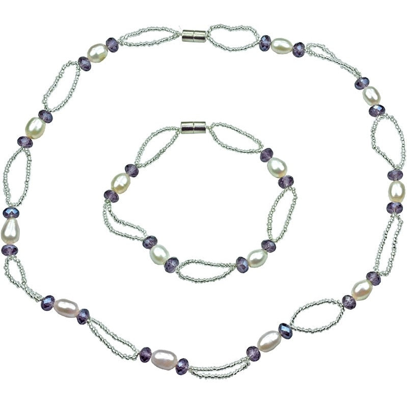 Zoetwater parel set bestaande uit een parelketting en parel armband met witte parels, paars glaskristallen en magneetslot | set Pacio
