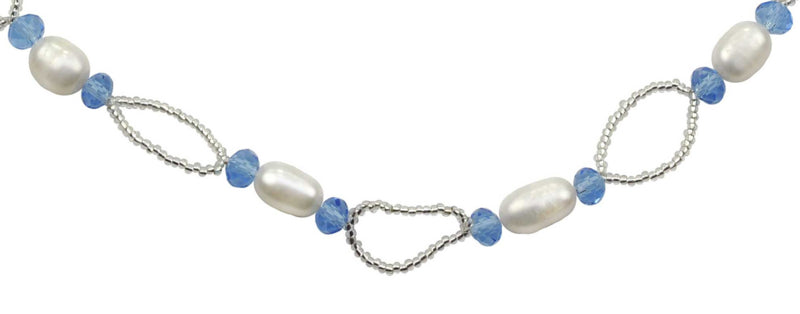 Detail van witte zoetwater parelketting met blauw glas kristallen en magneetslotje | Blacio