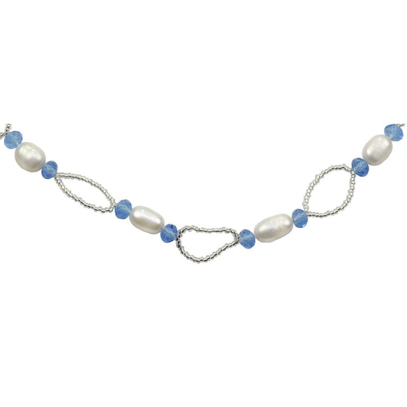 Detail van zoetwater parelketting met witte parels, blauwe glaskristallen en magneetslotje | set Blacio