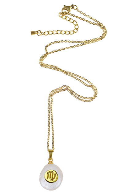 Zoetwater parelketting met witte parel hanger met gouden symbool van sterrenbeeld maagd en goud edelstaal liggend | Gouden Sterrenbeeld Maagd