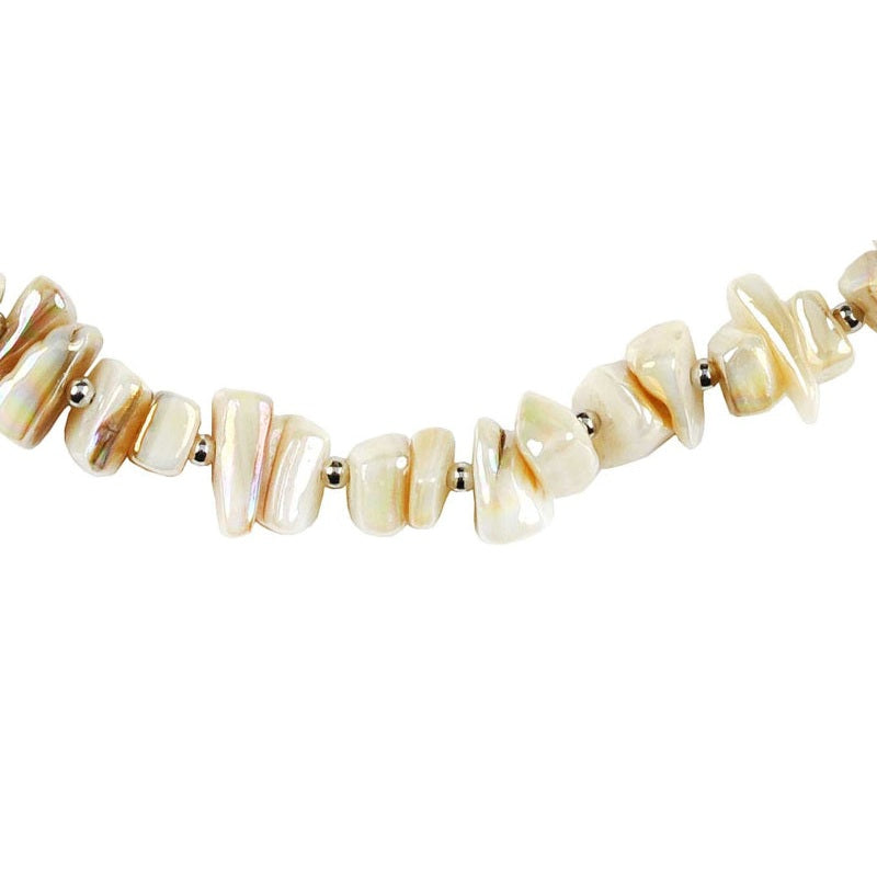 Detail van crème kleurige parelmoeren ketting | Cube AB White