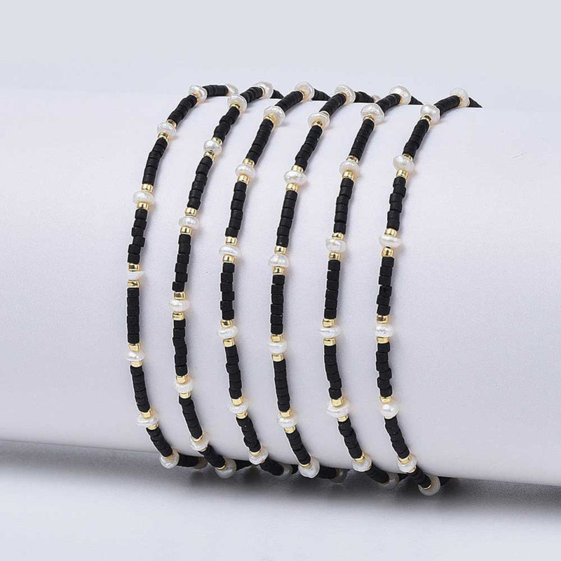 Wit zoetwater parel schuif armband met zwarte en gouden kraaltjes op display | Mini Pearl Bead Black