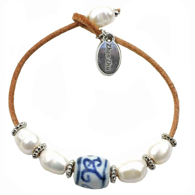 Zoetwater parel armband met Delfts blauwe kraal en bruin leer | Hollands Glorie Ibiza Spiral